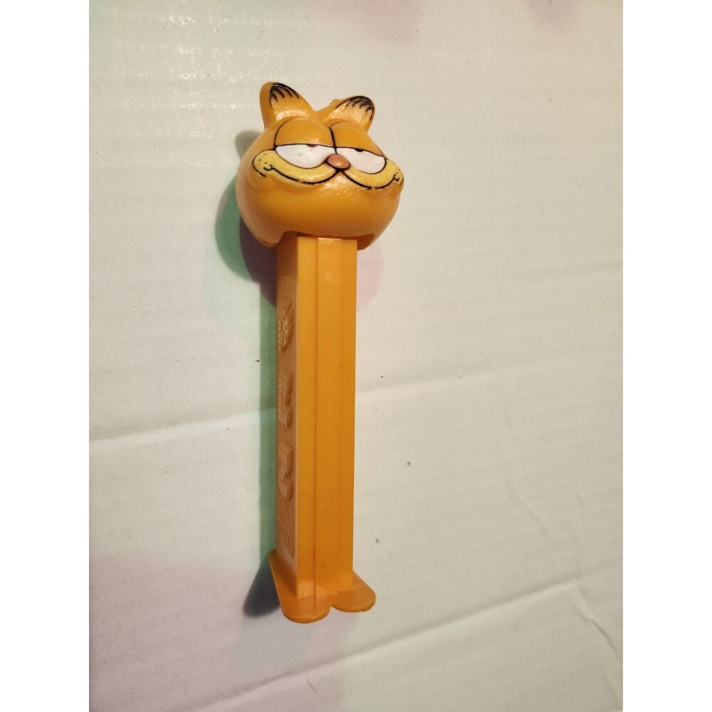 Garfield with half-closed, "smirking" eyes and is part of early series of Pez